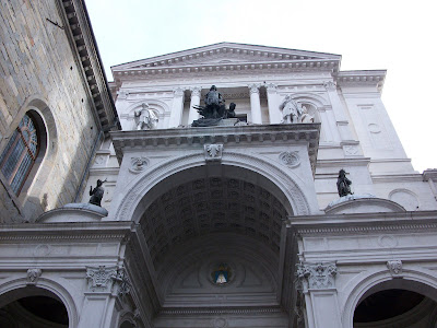 Detalle de la fachada de la Catedral de San Alejandro en Bérgamo Italia