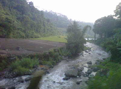 +Foto keindahan pemandangan alam berupa sungai dan hutan antara Batu malang menuju Kediri