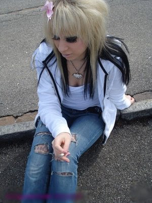 Cute Blonde emo hairstyle: