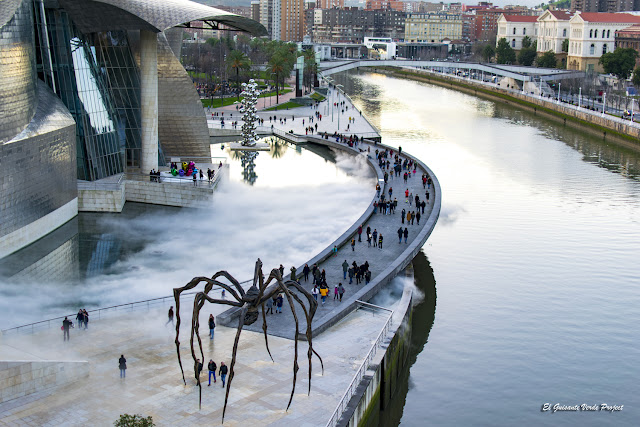 Mama, por L. Bourgeois y Escultura de Niebla nº 08025 por F. Nakaya - Bilbao, por El Guisante Verde Project