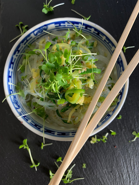 Glasnudel-Zucchini-Schale mit Microgreens, Rezept, glutenfrei, vegan, schnell, einfach, Asien, asiatisch, Nudelgericht, Growgrownut, Keimgrün