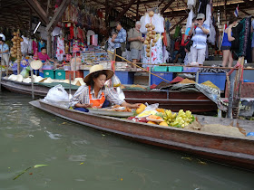 floating market Damnoen Saduak thailand
