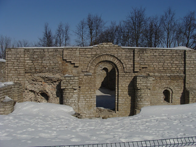   Место захоронения посадника Захария Костроминича - руины церкви Рождества в Довмонтовом городе