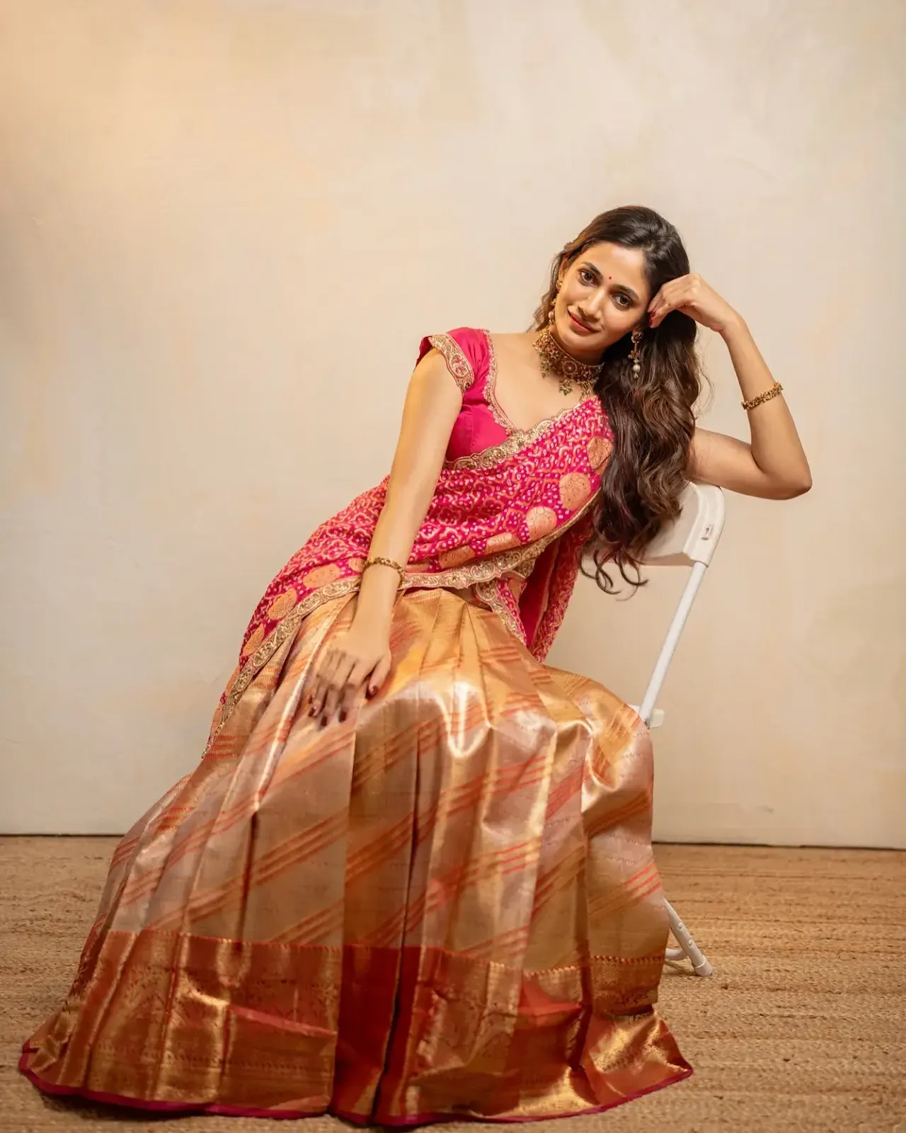 Losliya Mariyanesan’s chic and elegant look in her latest photoshoot, combining traditional and modern fashion effortlessly