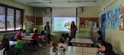 Imagen de la clase y las ponentes ofreciendo la charla