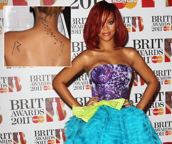 Rihanna memiliki sekelompok bintang yang berlikuliku di punggung samping