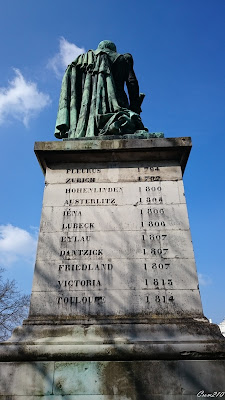 Socle de la statue du Comte d'Erlon Reims avec les dates de batailles