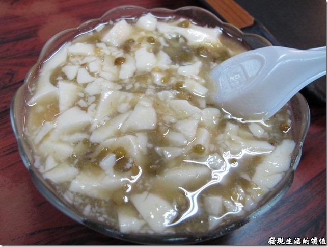這是安平豆花的綠豆豆花，甜度適當，口感也不錯。