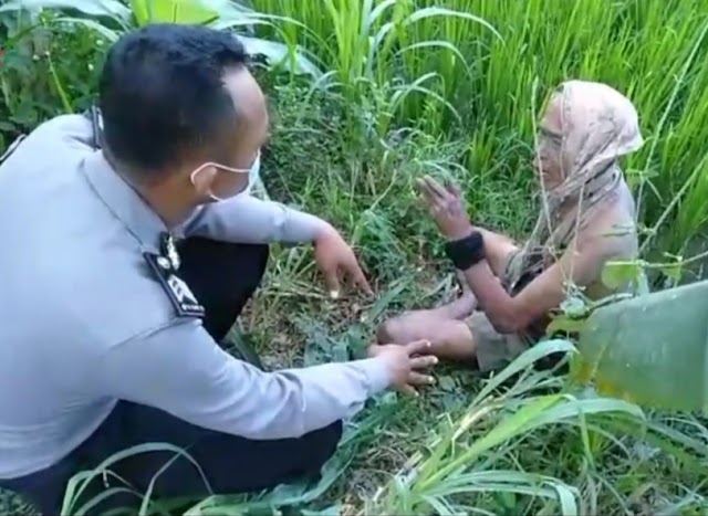 Sering Ngamuk ! Kakek ODGJ Asal Lampung Manut di Ajak Berobat Polisi