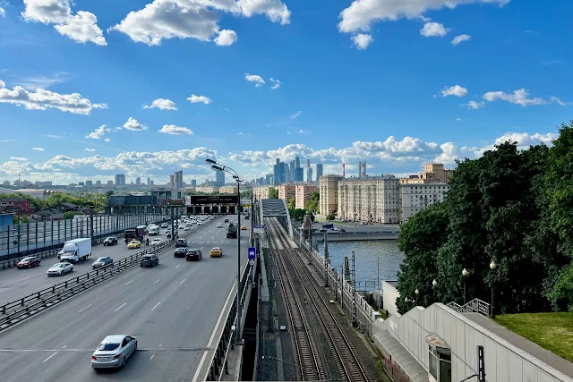 вид с крыши Гагаринского тоннеля, Третье транспортное кольцо, пути МЦК, Москва-река, Андреевский мост