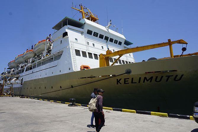 Pelni di Pelabuhan Legon Bajak Karimunjawa