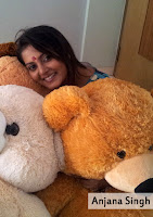 anjana singh ka photo, anjana singh playing with teddy bears on her bed