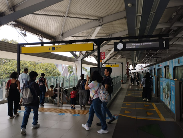 Suasana Stasiun MRT Lebak Bulus Grab