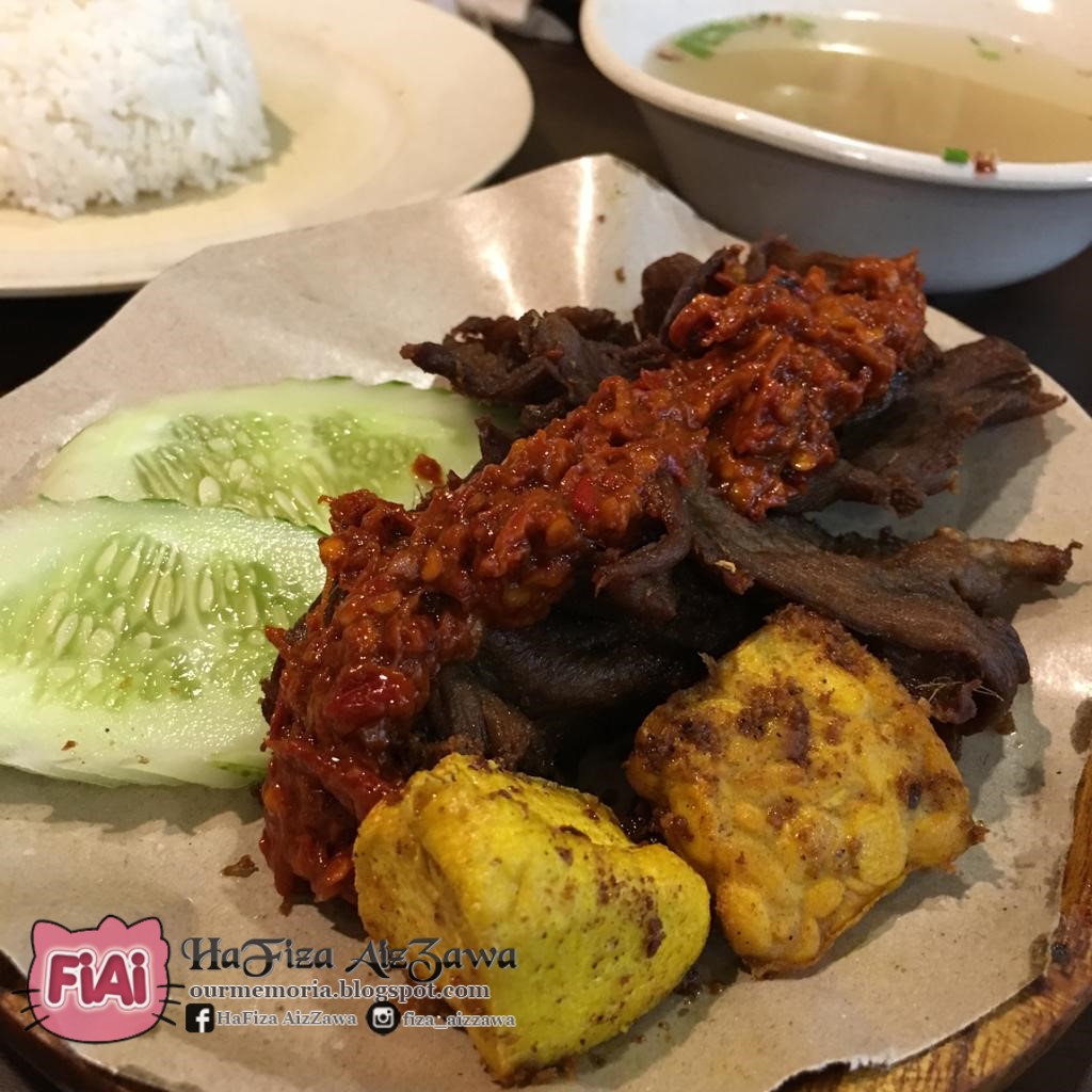 Makan tengah hari di Ayam Penyet AP Giant Kota Damansara