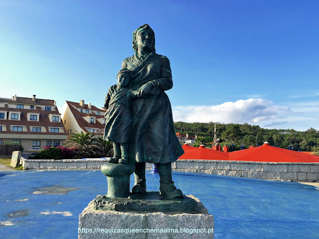 Escultura dedicada à Mulher Galega