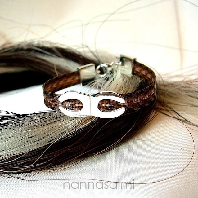 horsehairbracelet with horse shoes