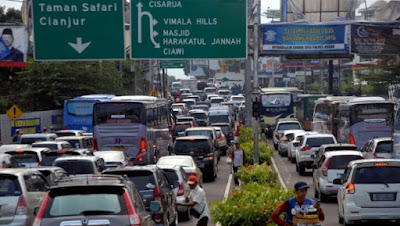 Pada malam Tahun jalur ke puncak ditutup pada pukul 18.00 WIB