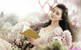 Hermosa mujer asiática leyendo un libro (wallpaper)