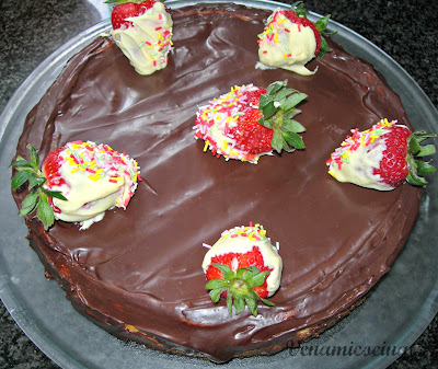 STRAWBERRY CHOCOLATE CHEESECAKE