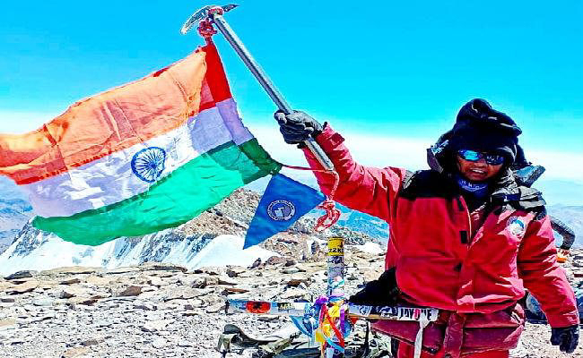 बिहार की बेटी ने लहराया परचम, 19 हजार फीट चोटी पर साईकिल से चढ़ाई करने वाली पहली महिला बनी, फहराया तिरंगा…