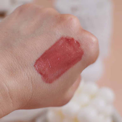 Свотчи на руке Glam'n Rose Lip Care Volumizer Faberlic