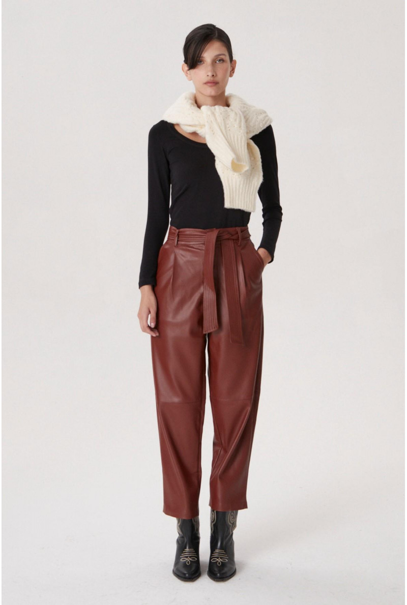 pantalon de cuero Akiabara otoño invierno 2024 moda