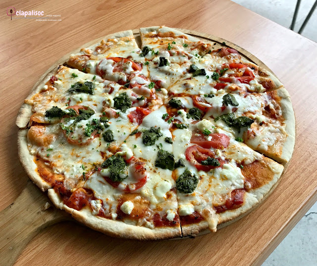 Margherita and Feta Pizza from En Tirage Mandala Park