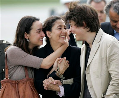 Ingrid Betancourt reencontrándose con sus hijos 