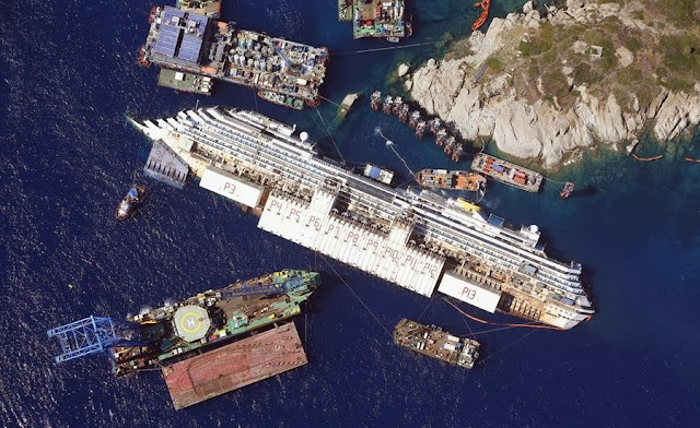 Снятая с самолета фотография затонувшего лайнера Costa Concordia