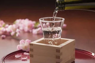 日本酒のペアリングを表すイラスト:日本酒と料理が並ぶ様子が描かれている