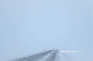 冬　北部　アイスランド　雪景色　道路　ドライブ　車　運転　四駆　レンタカー