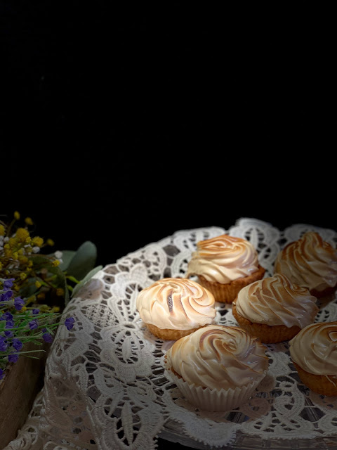 Merengues de café con masa sablée y relleno de cabello de ángel