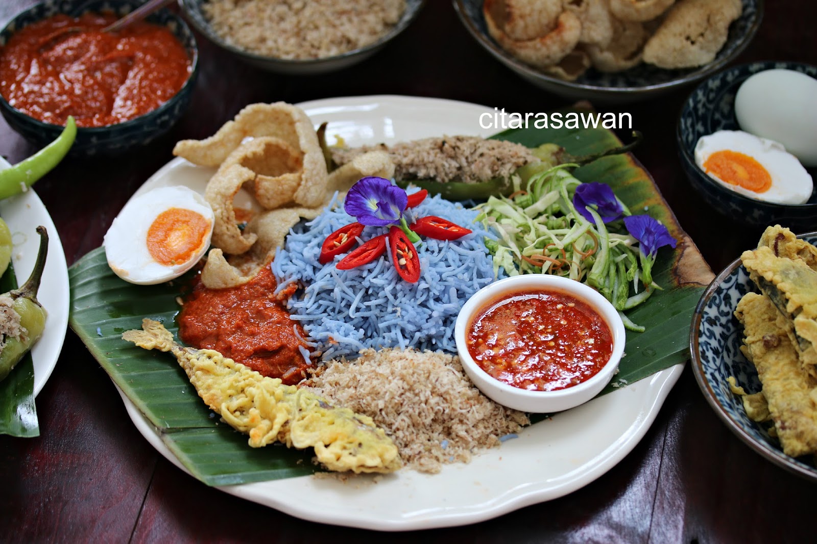 Nasi Kerabu, Sambal Tumis, Sambal Lada dan Sambal Ikan 