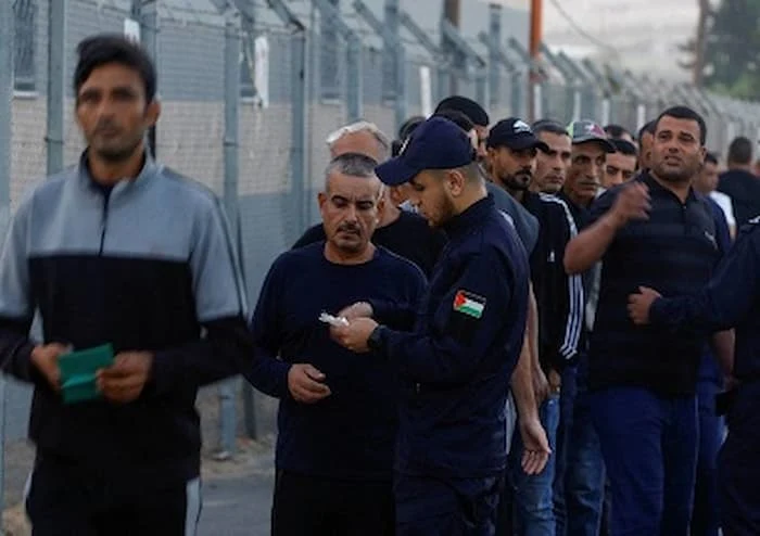 إسرائيل ترفض منح تأشيرات دخول لعمال الإغاثة بينما يموت الفلسطينيون في غزة جوعا