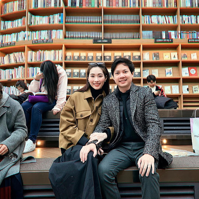 Trong chuyến du lịch Hàn Quốc hồi tháng 11 vừa rồi, hoa hậu Đặng Thu Thảo cùng ông xã không quên lưu lại kỷ niệm tại thư viện nổi tiếng này. Có rất đông các bạn trẻ xứ Hàn tới đây cặm cụi đọc sách.