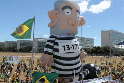 Boneco do Lula com roupa de presidiário