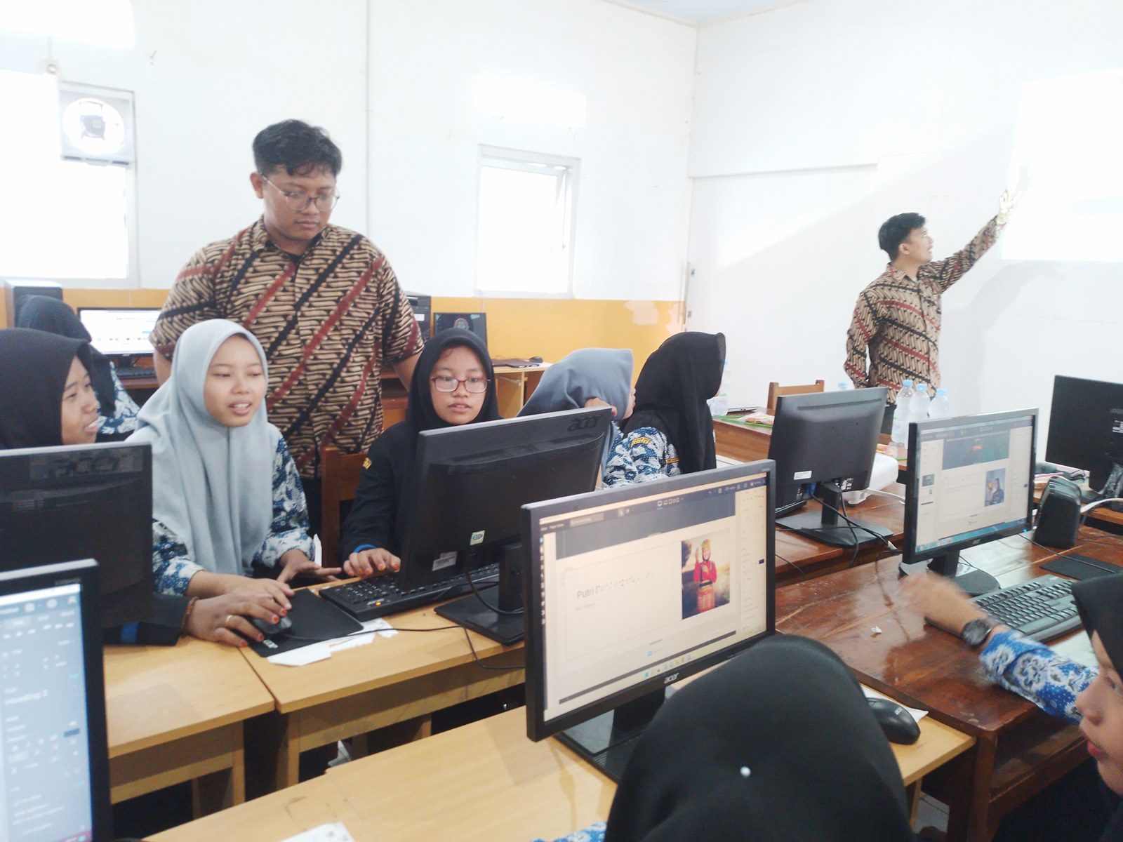 AWS Latih Santri Ponpes Al Falah Sumberadi Kebumen Cara Bikin Website, Jadi Pilot Project Kemendikbud