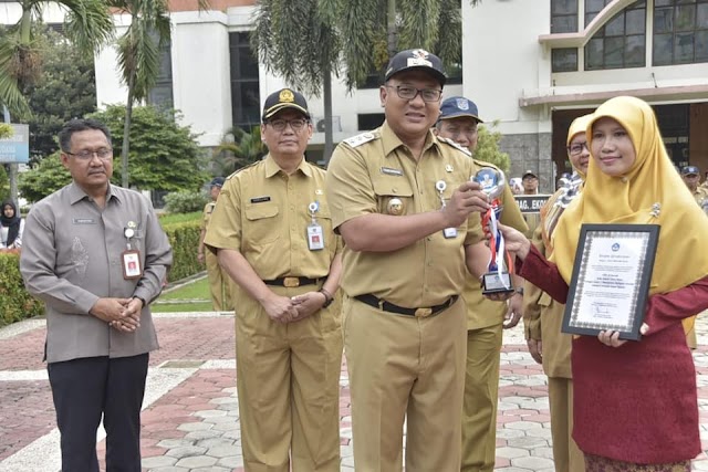 Pradi Serahkan Sertifikat Akreditasi Perpustakaan Ke Sekolah Al Haraki 