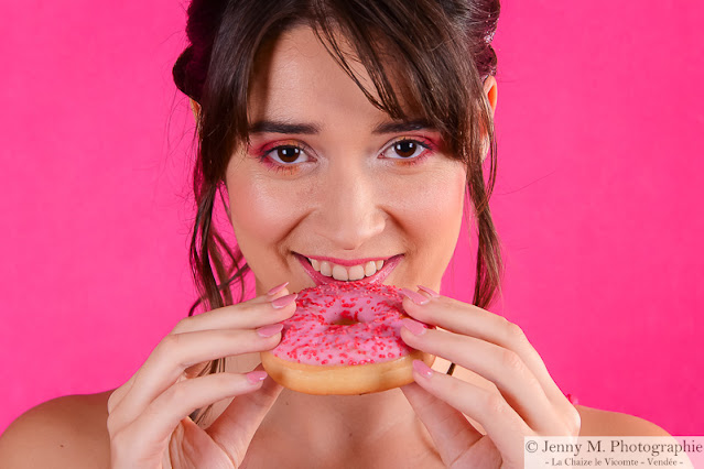 shooting photo fun gourmand et coloré avec donuts