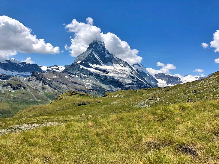 Vista do Matterhorn dos prados alpinos de Höhbalmen