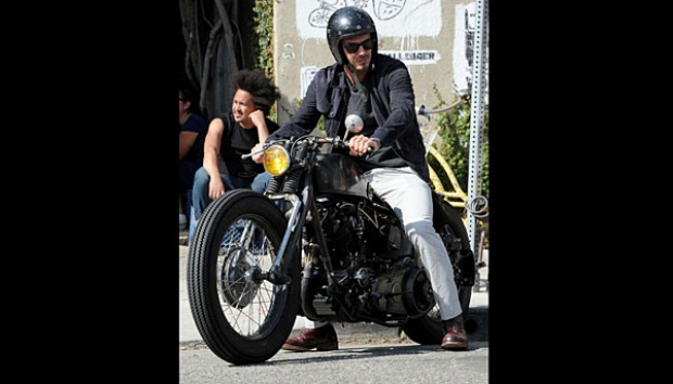 David Beckham Menunggangi Motor Chopper