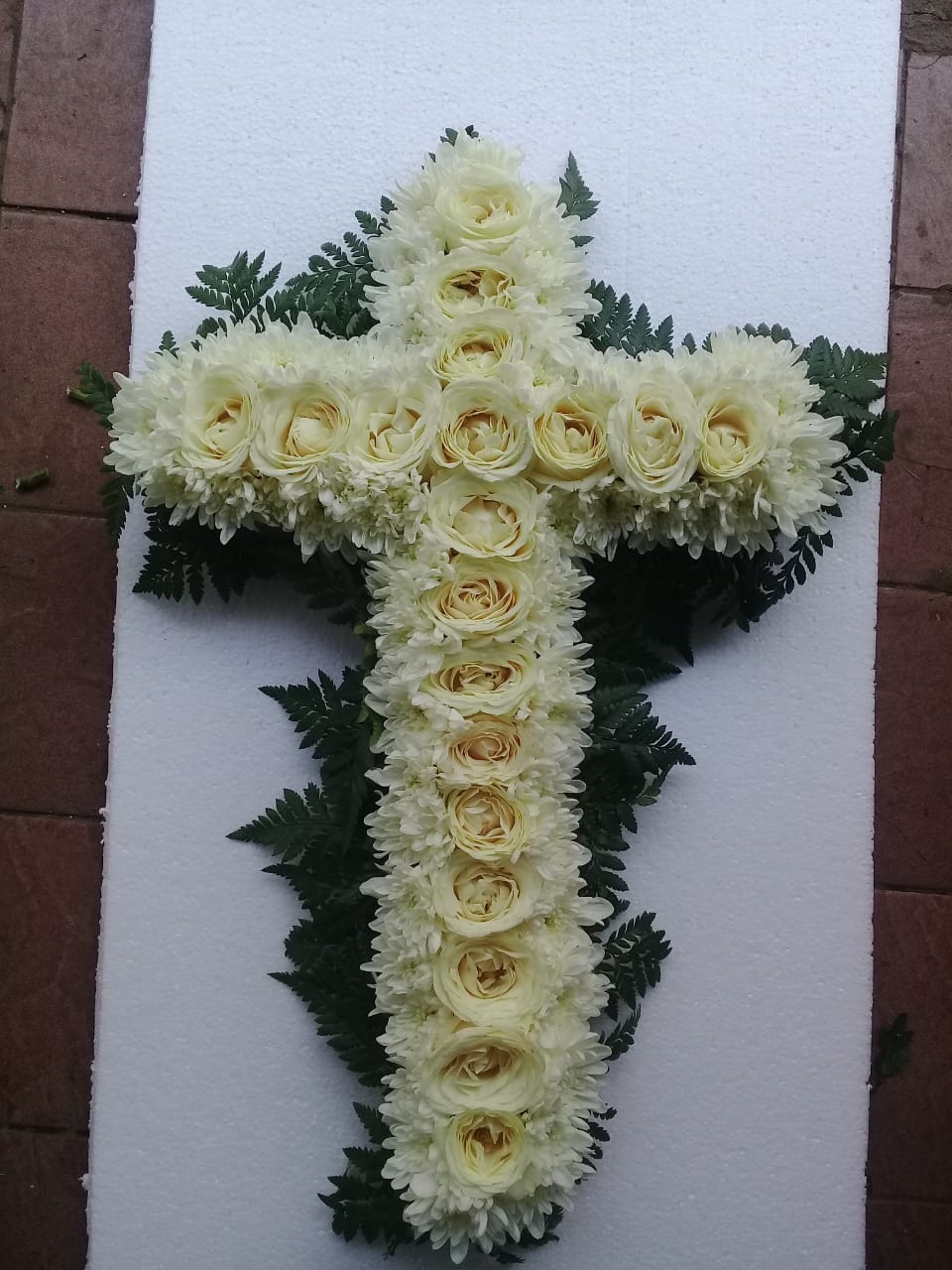 Karangan Bunga Salip Duka Cita