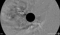 Koronalny wyrzut masy typu full-halo (asymetryczne) po rozbłysku klasy X2.2 z regionu aktywnego 3229 z 17.02.2023 r. Widoczna na obrazach koronografu LASCO C3 sygnatura full-halo pozwala zaobserwować rozprzestrzeniającą się materię na pełnych 360 stopniach wokół przysłoniętej tarczy słonecznej, co z naszej perspektywy oznacza pewność uwolnienia wyrzutu przynajmniej w jakiejś części ku Ziemi. Niestety główna część CME uwolniona została wyraźnie na północ i wschód od linii Słońce-Ziemia, a boczna składowa może mieć znacznie słabszy potencjał do wzburzenia aktywności geomagnetycznej po dotarciu do Ziemi. Nie mniej fakt składowej częściowo uwolnionej ku Ziemi jest ewidentny. Credit: LASCO C3