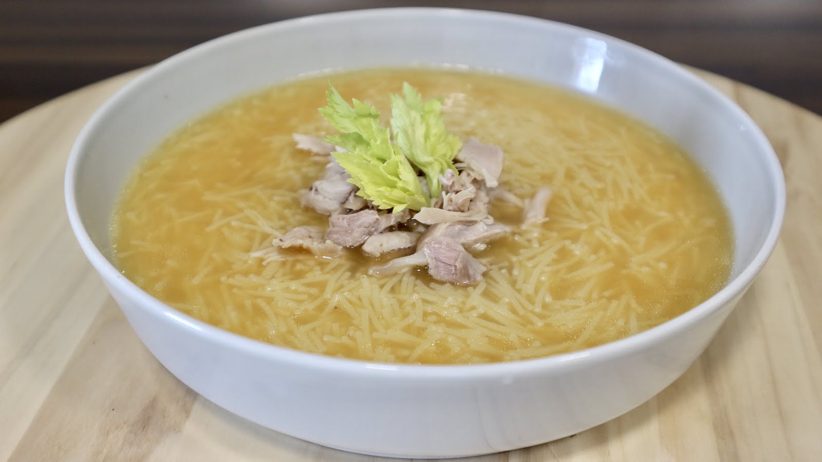 Caldo de pollo casero con fideos y huevo duro