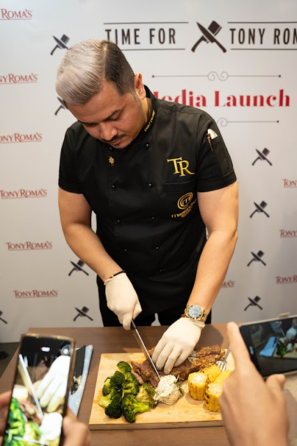 Brand Ambassador and Celebrity Chef, Dato’ Fazley Yaakob cutting into the Oven Prepared Ribs
