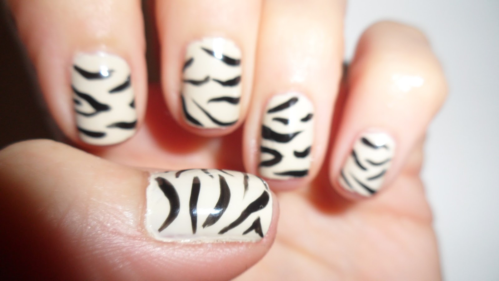 Zebra print nail art