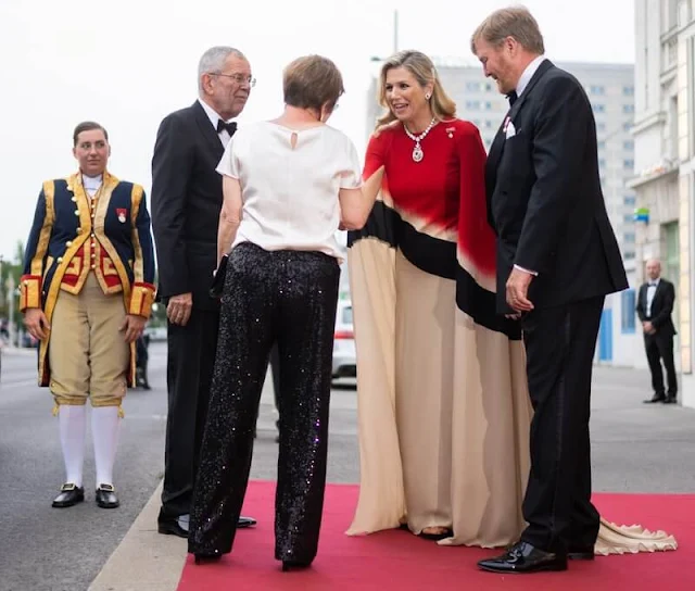 Queen Maxima wore a beige and red kaftan by Jantaminiau modern camouflage collection. Ruby diamond necklace and earrings