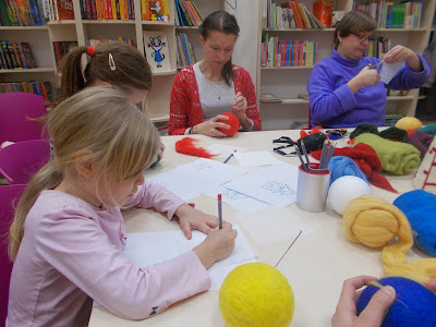 Biblioteka Bydgoszcz, Biblioteka na Bocianowie, zajęcia plastyczne, dzieci, dorośli, filcowanie