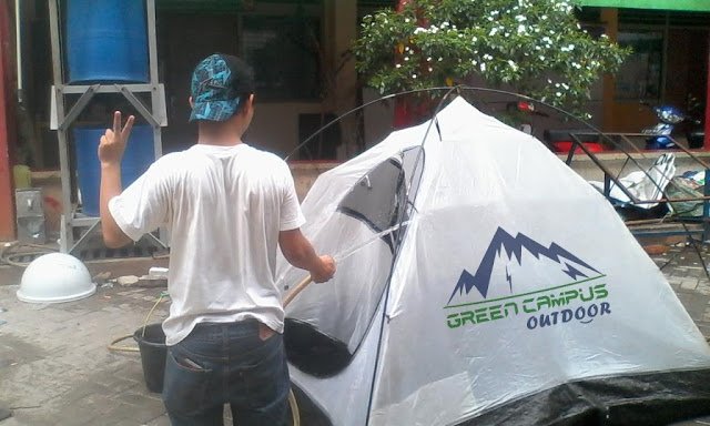 Membersihkan Tenda Camping