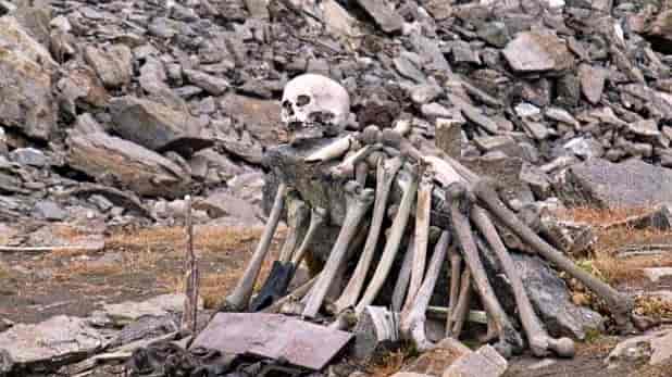 roopkund-mystery-of-the-skeletal-lake-in-himalayas